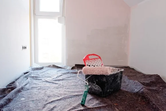 Renovierungsarbeiten in einem Raum mit Farbrolle